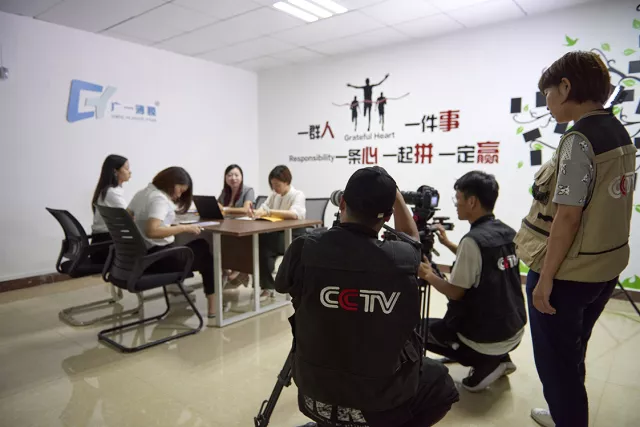 CCTV-《金馬領(lǐng)袖》欄目組到廣一塑薄膜有限公司取景拍攝